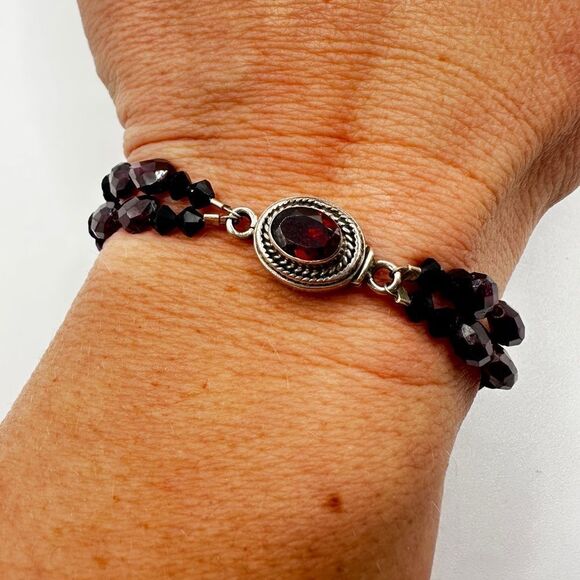 Faceted garnet in a sterling silver clasp with garnet, crystal beaded bracelet! - Picture 2 of 13